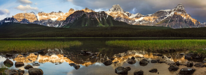 Mountains and lake of the canadian rockies