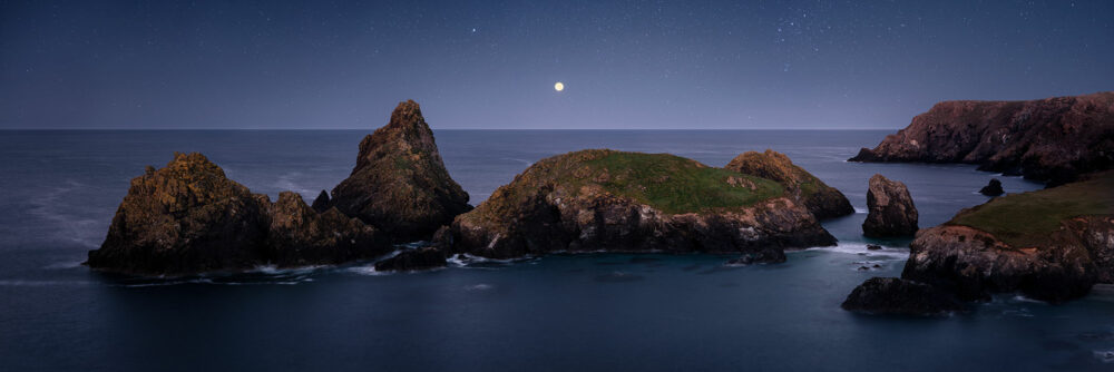 kynance cove cornwall rocky coast under the stars at night